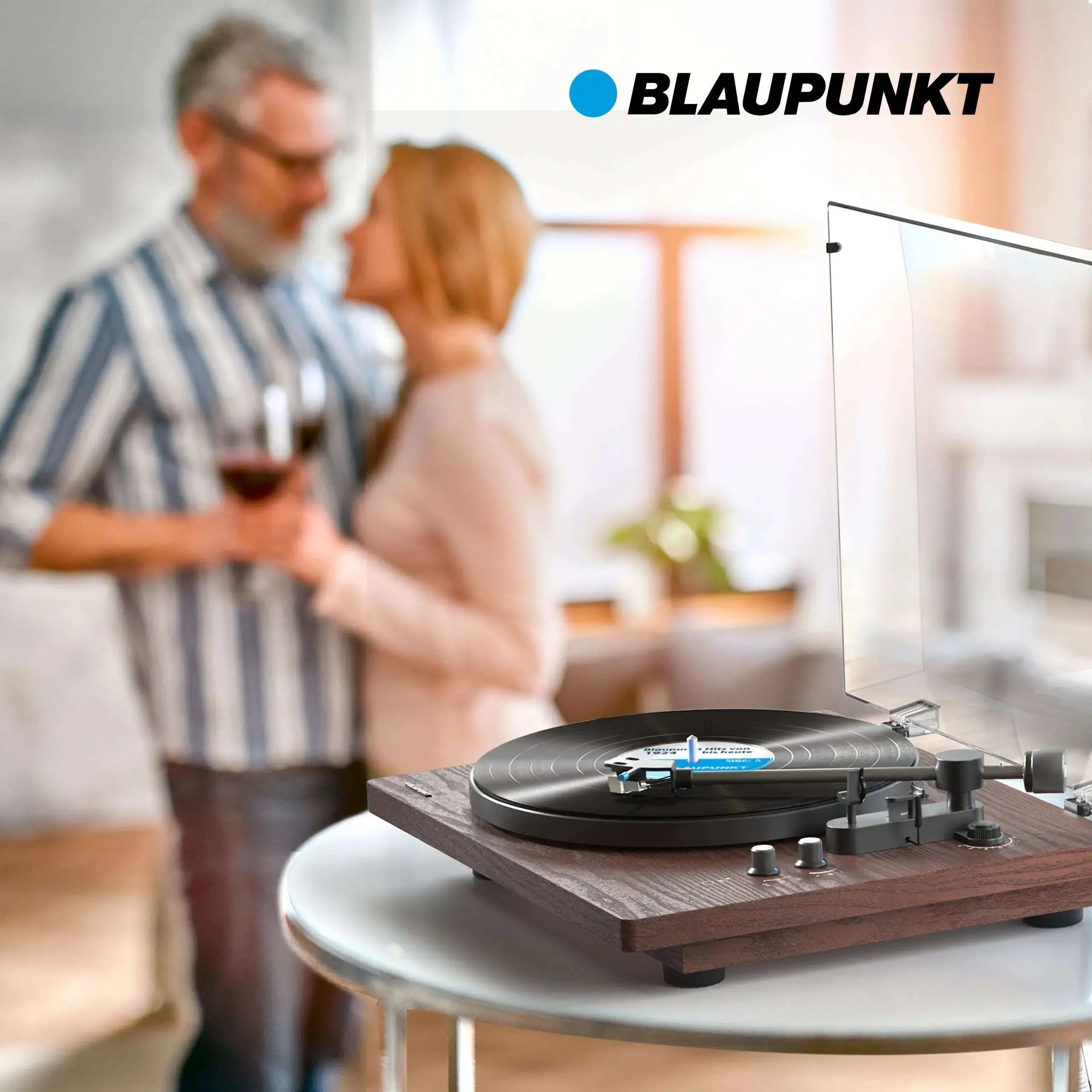 Plattenspieler mit Bluetooth Blaupunkt Torino TT 200 TX auf Tisch mit Vinyl und Haube im Wohnzimmer