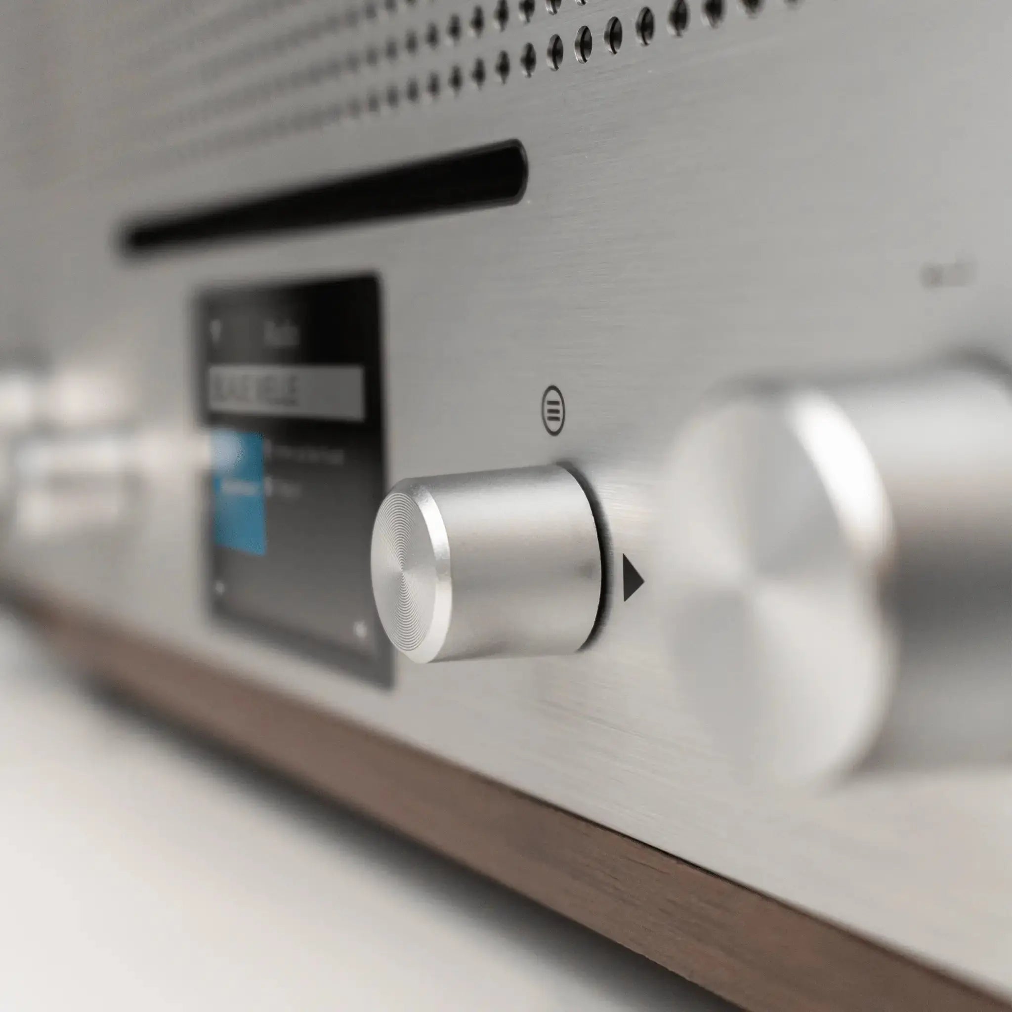 Blaupunkt MILANO Internetradio mit CD-Slot, Aluminiumfront und Walnuss-Holzgehäuse, Nahaufnahme Drehknopf