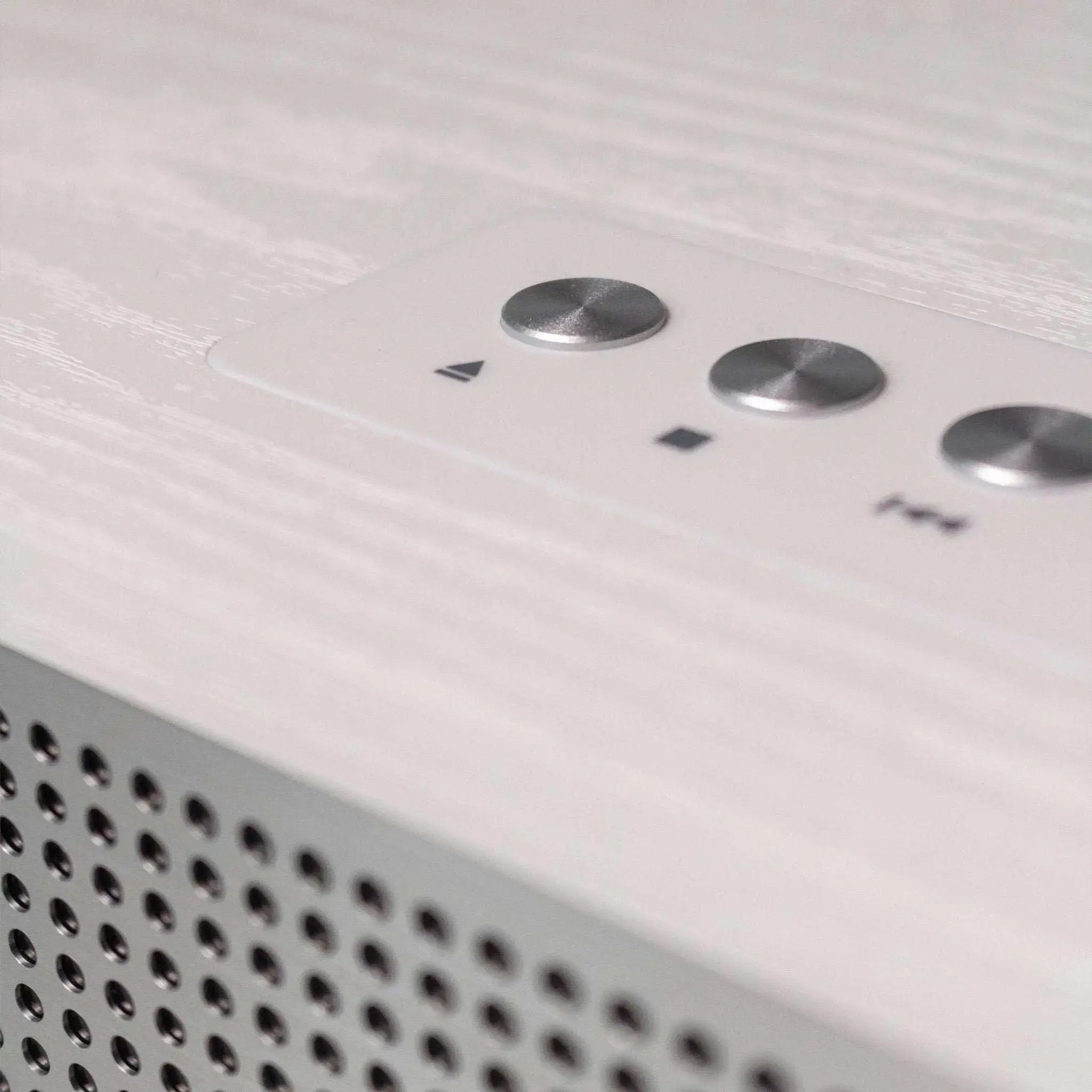 Nahaufnahme der Bedientasten eines weißen Nostalgie Internetradios mit Aluminiumfront und Holzgehäuse