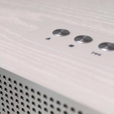 Nahaufnahme der Bedientasten eines weißen Nostalgie Internetradios mit Aluminiumfront und Holzgehäuse