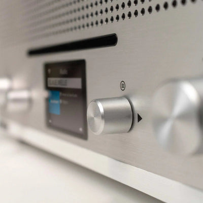 Nahaufnahme des weißen Nostalgie Internetradios MILANO von Blaupunkt mit Aluminiumfront und CD-Schlitz