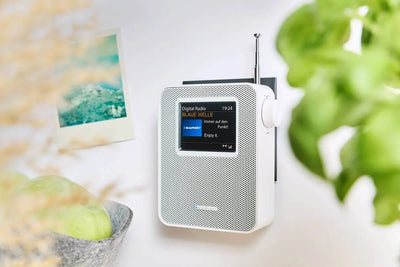 Weißes kompaktes Steckdosenradio Blaupunkt PDB 200 mit Bluetooth, DAB+ Display und Teleskopantenne in moderner Kücheneinrichtung