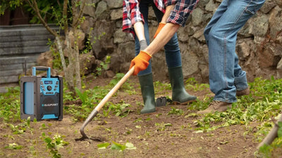 Baustellenradio mit DAB+ und Akku BSR 300 robustes, tragbares Baustellenradio mit Bluetooth, IP45 Schutz und 10 Watt RMS Leistung neben Gartenarbeitern