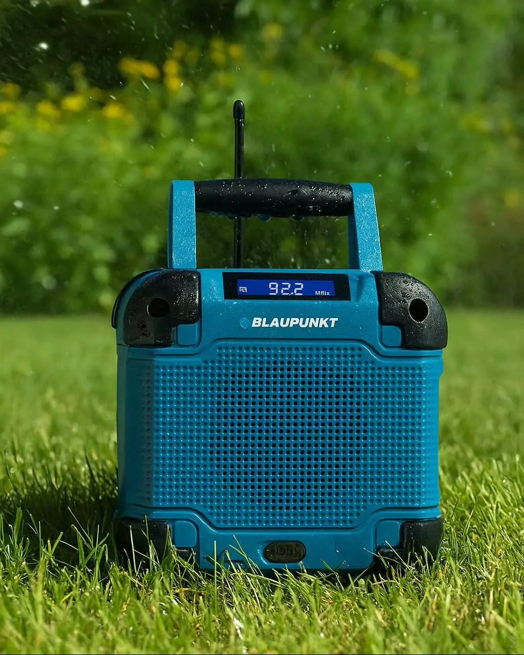 Blaupunkt Baustellenradio BSR 40 robustes blaues Baustellenradio mit Bluetooth und UKW-Radio im Garten auf Gras