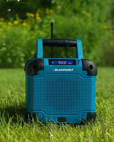 Blaupunkt Baustellenradio BSR 40 robustes blaues Baustellenradio mit Bluetooth und UKW-Radio im Garten auf Gras