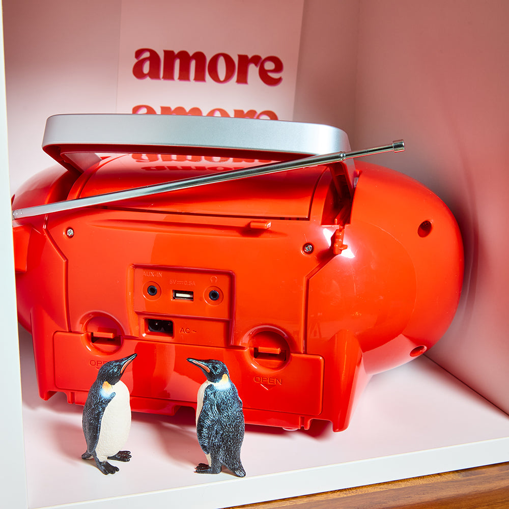 Detailaufnahme Rückseite - rote Boombox mit CD-Player, Radio, Kassettendeck und Bluetooth für Kinder