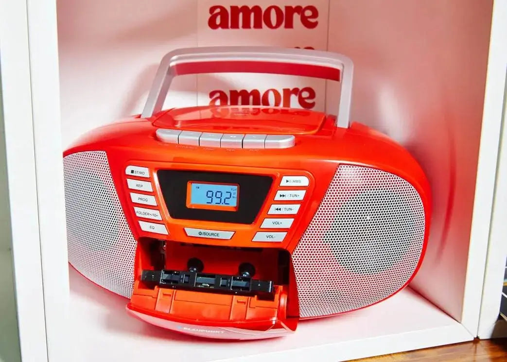 Rote BOOMBOX MIT CD PLAYER für Kinder mit Bluetooth, USB, Kassettendeck und Radio, kindgerechte große Tasten und beleuchtetes Display.