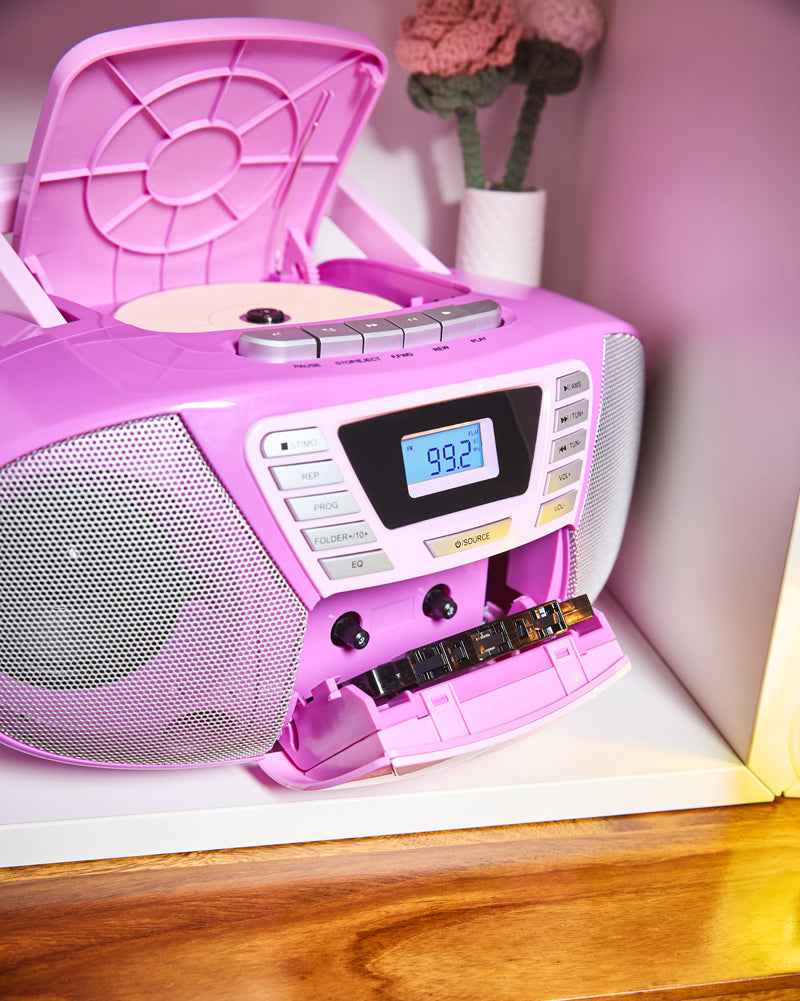 Detailaufnahme geöffnete Kassettenklappe - violettes Boombox mit CD-Player, Radio, Kassettendeck und Bluetooth für Kinder