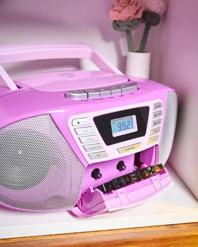 Detailaufnahme geöffnete Kassettenklappe - violettes Boombox mit CD-Player, Radio, Kassettendeck und Bluetooth für Kinder