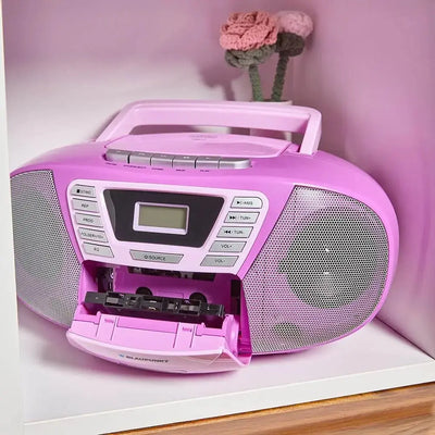 Detailaufnahme geöffnete Kassettenklappe - violette Boombox mit CD-Player, Radio, Kassettendeck und Bluetooth für Kinder