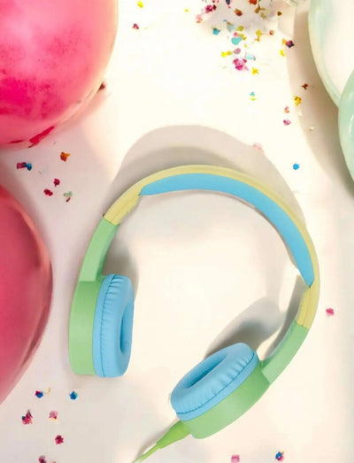 Blaupunkt Kids Kopfhörer KKH 10 blau mit KidsSafe-Technologie und Lautstärkebegrenzung auf hellem Hintergrund mit Luftballons und Konfetti