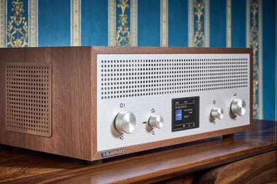 Nostalgieradio mit DAB+ und Bluetooth im Walnuss-Holzkorpus von Blaupunkt mit Aluminiumfront und Farbdisplay
