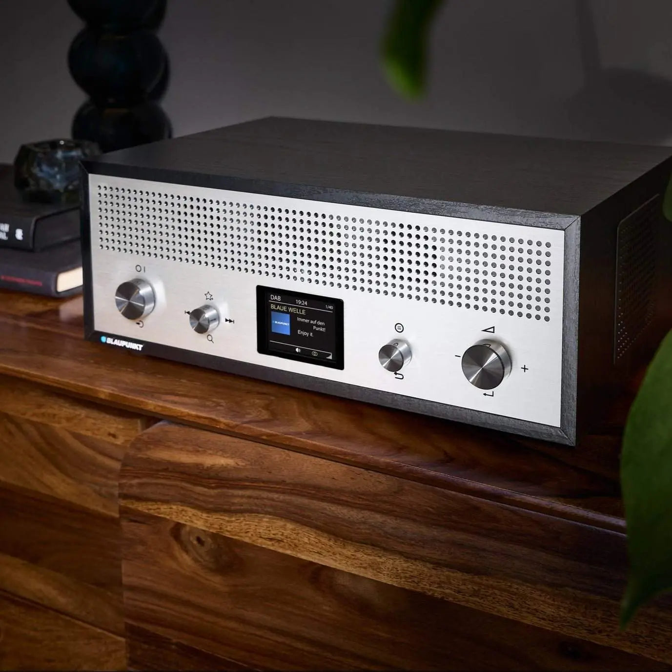 Nostalgieradio mit DAB+ und Bluetooth in Retrodesign von Blaupunkt, schwarz mit Aluminiumfront und Holzkorpus
