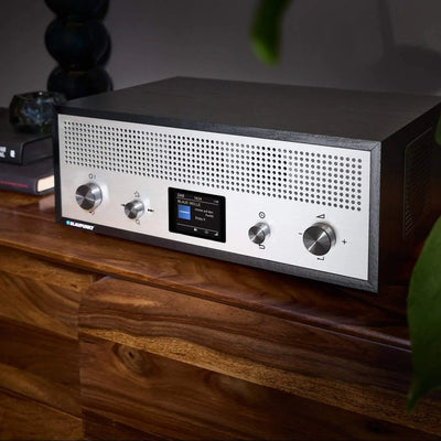 Nostalgieradio mit DAB+ und Bluetooth in Retrodesign von Blaupunkt, schwarz mit Aluminiumfront und Holzkorpus