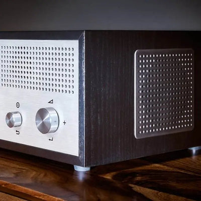 Schwarzes Nostalgieradio mit DAB+, Bluetooth und Retrodesign von Blaupunkt mit Aluminiumfront und Holzkorpus