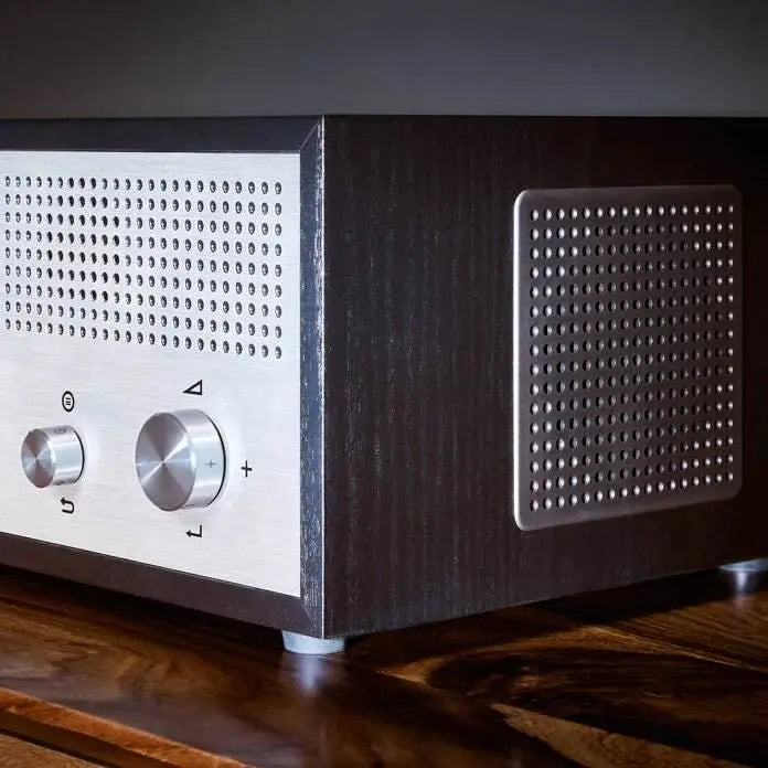 Schwarzes Nostalgieradio mit DAB+, Bluetooth und Retrodesign von Blaupunkt mit Aluminiumfront und Holzkorpus