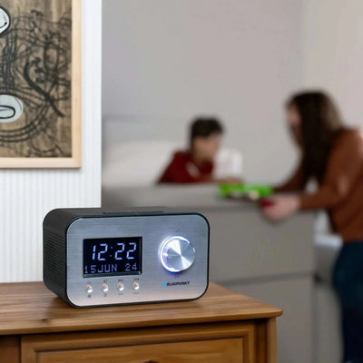 Schwarzer Radiowecker mit DAB+ und dimmbarem LC-Display von Blaupunkt auf Holztisch