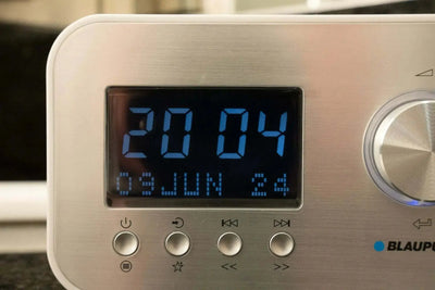 Blaupunkt Radiowecker mit DAB+ in Weiß, Aluminiumoptik, digitales LC-Display, 2x3W Sound, Bluetooth, Sleep Timer und Snooze Funktion