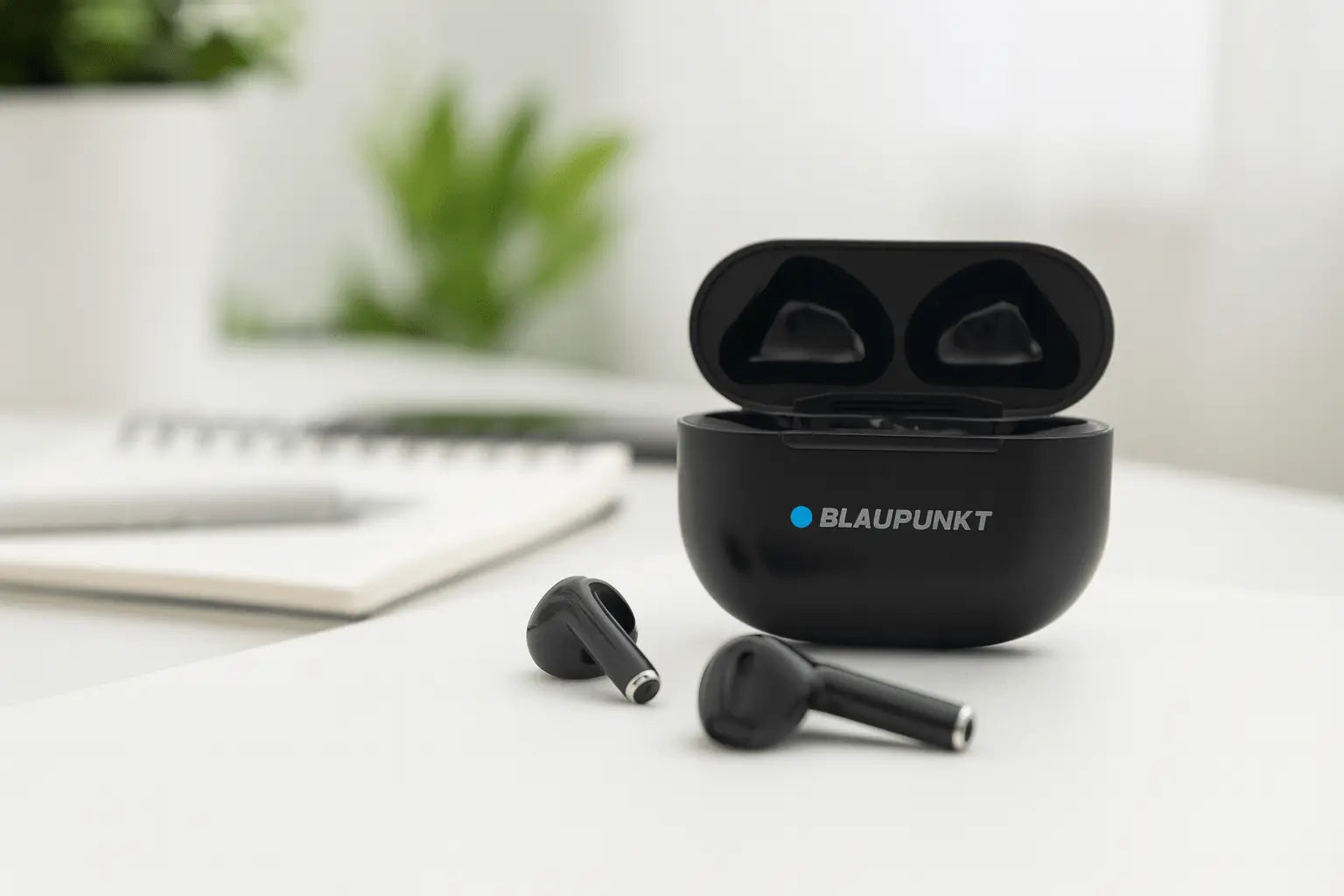 Blaupunkt TWS 25 Bluetooth Kopfhörer In Ear mit Ladecase in Schwarz auf weißem Tisch