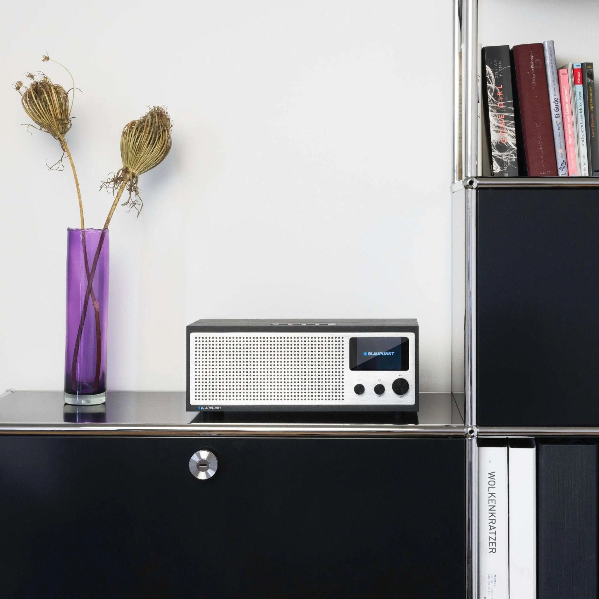 Blaupunkt Napoli Internetradio mit DAB+ und Retro-Holzgehäuse auf schwarzem Sideboard