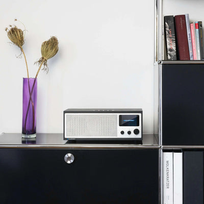 Blaupunkt Napoli Internetradio mit DAB+ und Retro-Holzgehäuse auf schwarzem Sideboard