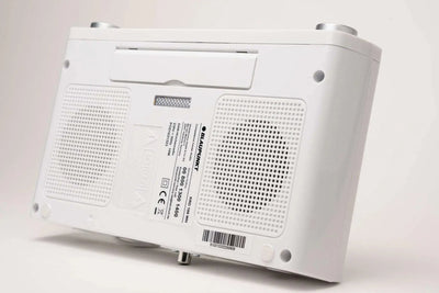 weißes Küchenradio mit DAB+ und Bluetooth, Rückseite mit Lautsprechern und Anschlussports, Küchenunterbauradio KRD 100