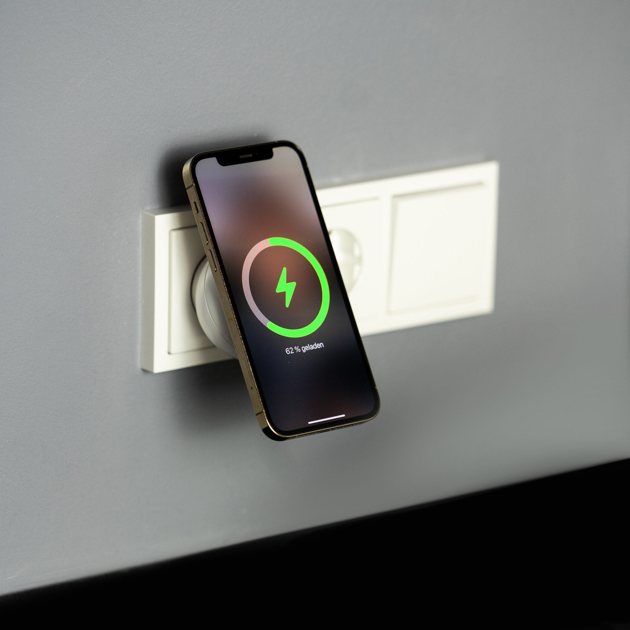Detailaufnahme ladendes Handy - MAGnetic WallCharger | MAG 100