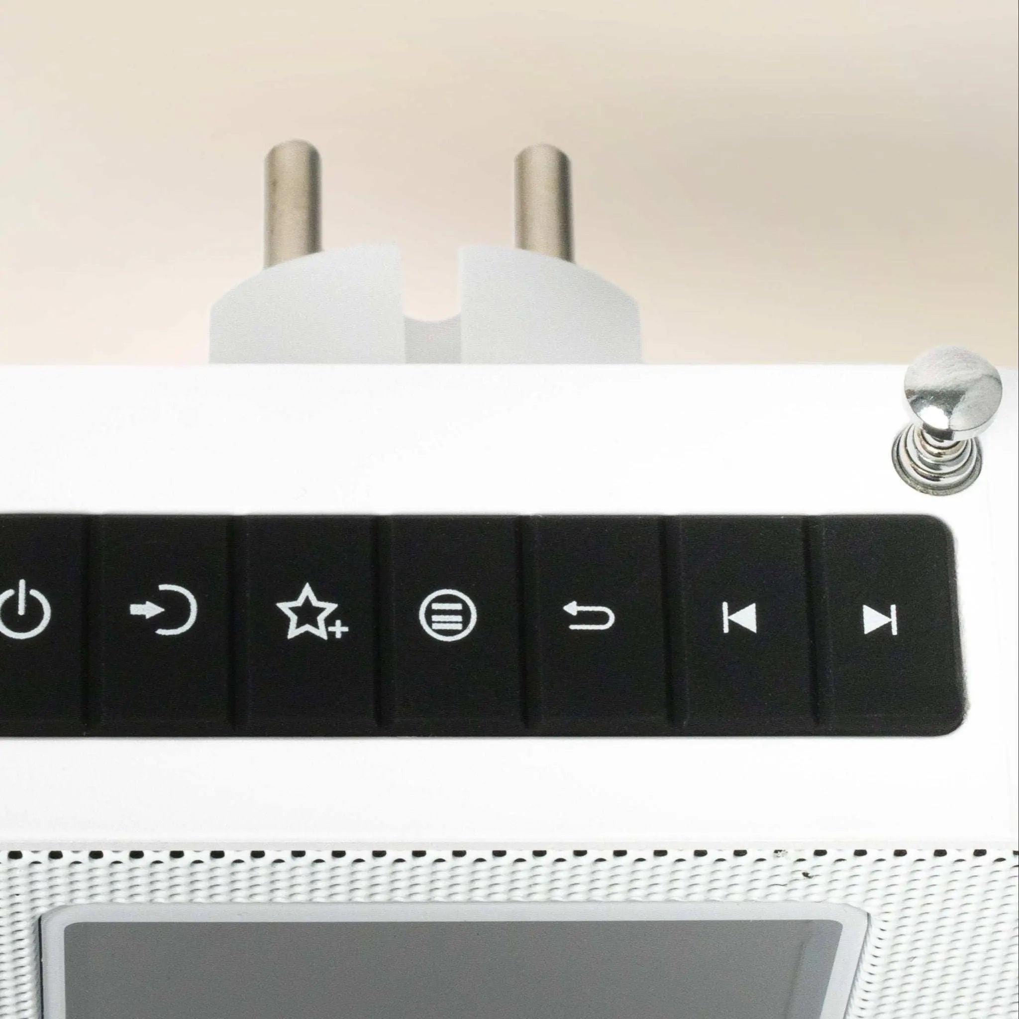 Weißes Steckdosenradio mit Bluetooth und DAB+ Empfang, integriertem Lautsprecher und Bedientasten