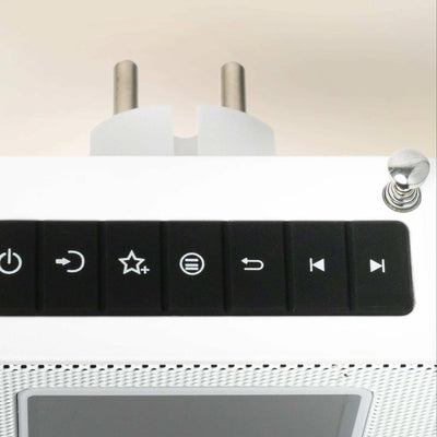 Weißes Steckdosenradio mit Bluetooth und DAB+ Empfang, integriertem Lautsprecher und Bedientasten