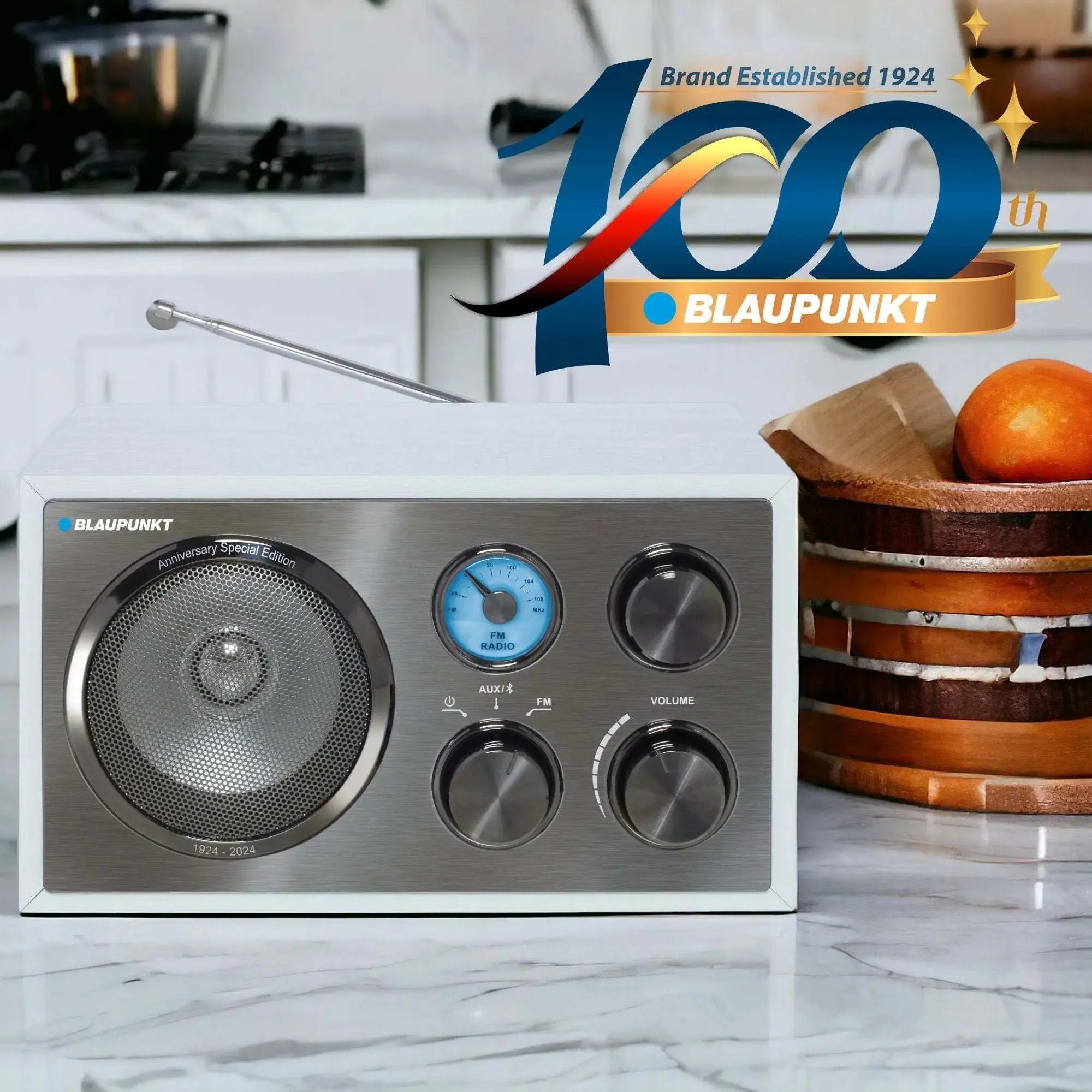 Blaupunkt RXN 180 Nostalgieradio mit Bluetooth und Aluminiumfront in Anthrazit auf Küchenarbeitsplatte