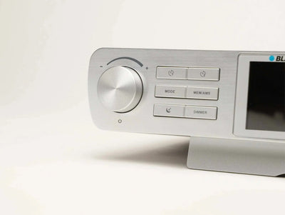 Silbernes Küchenradio mit DAB+ und Bluetooth Bedienfeld, Lautstärkeregler und Modustasten, KRD 100 Modell