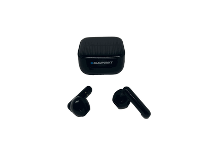 Schwarze TWS 40-Kopfhörer vor ihrem offenen Ladecase auf transparenten Hintergrund.