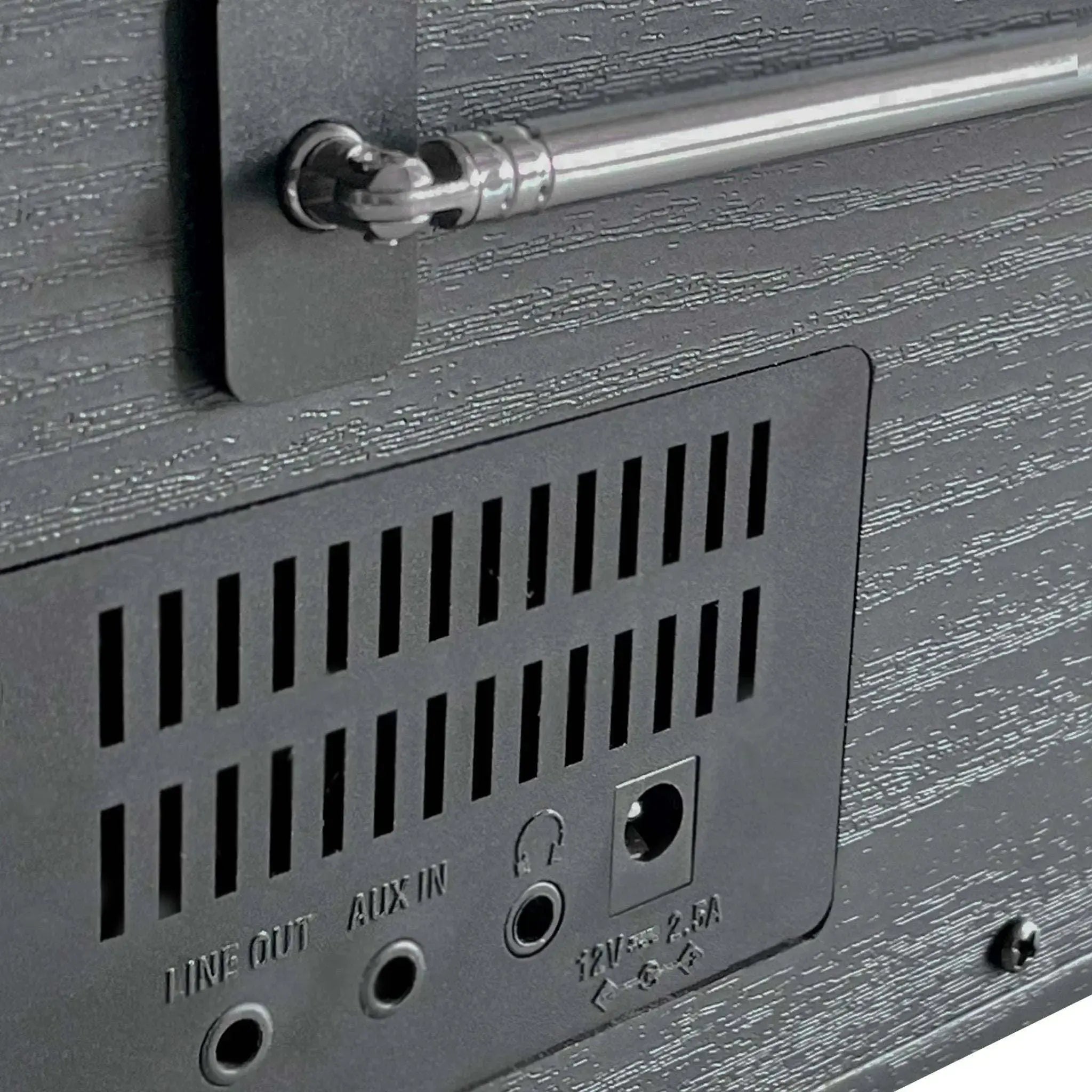 Anschlüsse und Bedienelemente eines Holzgehäuses des Internetradios mit DAB+ Blaupunkt Napoli