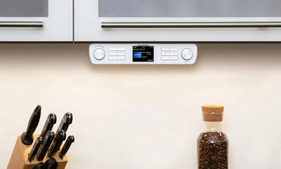 weißes Küchenradio mit DAB+ und Bluetooth unter Küchenhängeschrank montiert, zeigt Farbdisplay mit Radiosenderinformationen