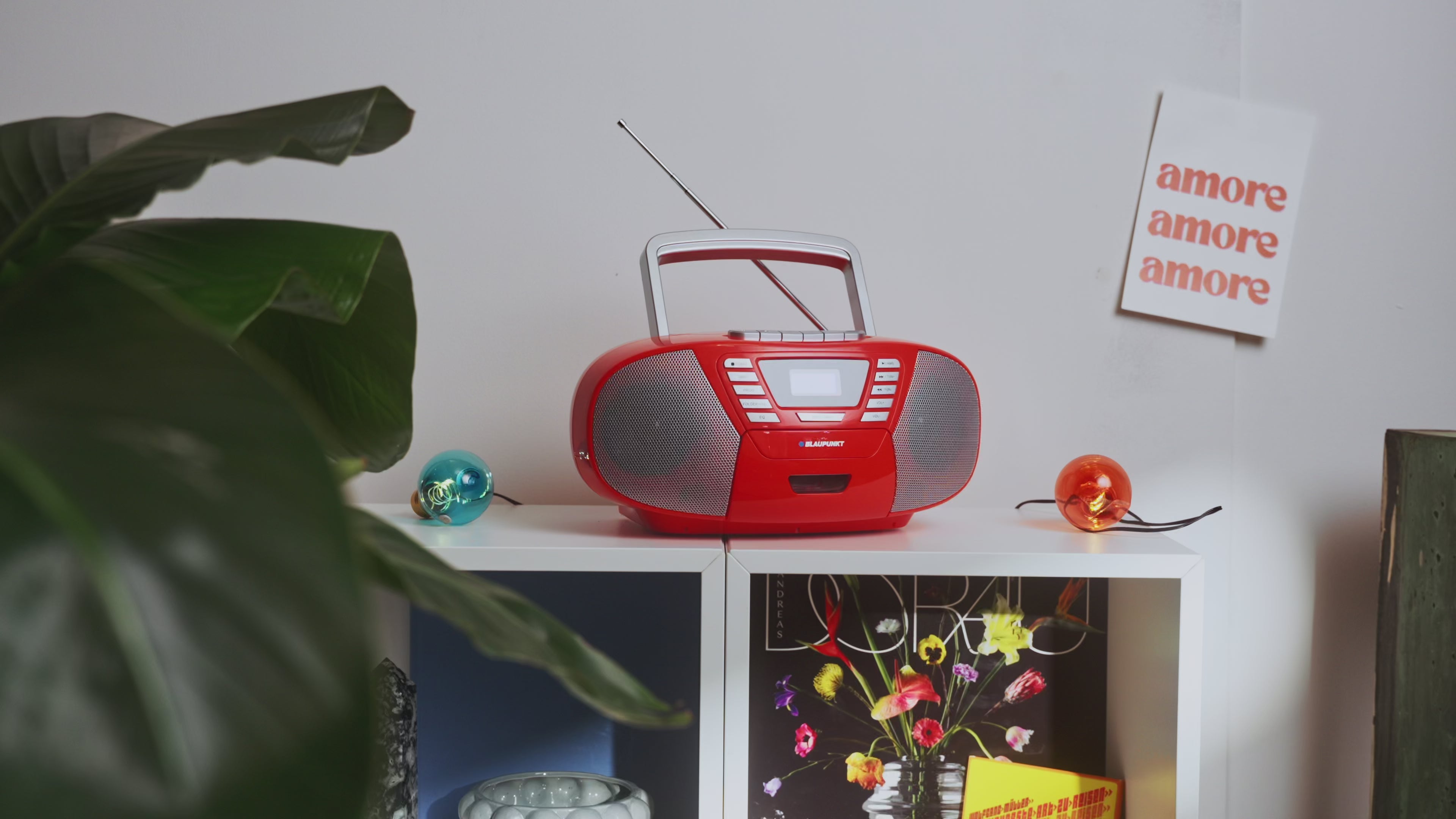 Charger la vidéo: Close-Up Darstellungsvideo - Blaupunkt B120 Boombox mit CD-Player für Kinder, rot, Bluetooth, Radio, Kassettendeck, USB, AUX und Kopfhöreranschluss