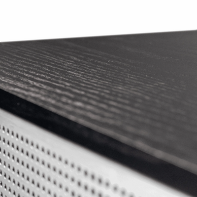 Detailaufnahme des Holzkorpus eines schwarzen Nostalgieradios mit DAB+ und Aluminiumfront, Modell VERONA von Blaupunkt