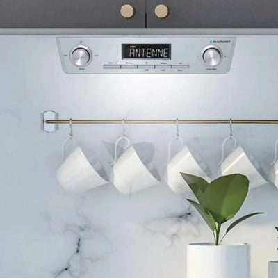 Küchenradio mit DAB+ und UKW, LED-Display und integriertem Unterbaulicht, montiert in modernem Küchenumfeld