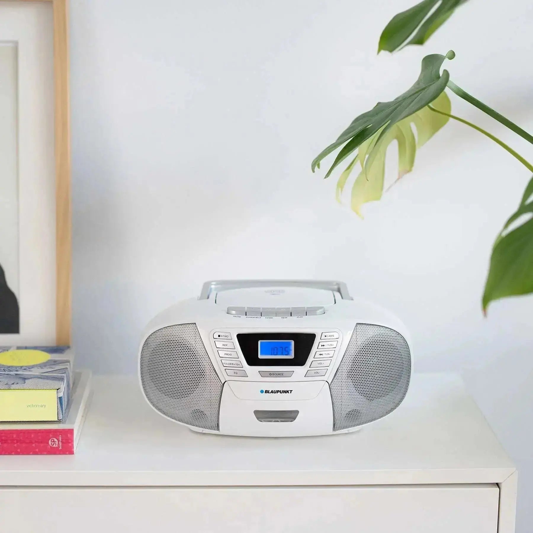 Weiße BOOMBOX MIT CD PLAYER für Kinder Blaupunkt B 120 mit Bluetooth, Kassettendeck und Radio auf weißem Tisch