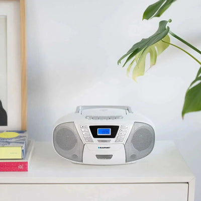 Weiße BOOMBOX MIT CD PLAYER für Kinder Blaupunkt B 120 mit Bluetooth, Kassettendeck und Radio auf weißem Tisch